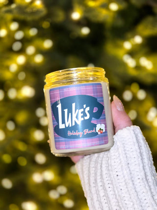 ☕ Luke’s Holiday Blend — Coffee, Hazelnut & Toasted Marshmallow
A caffeine-kissed hug in candle form. Gilmore Girls inspired Candle