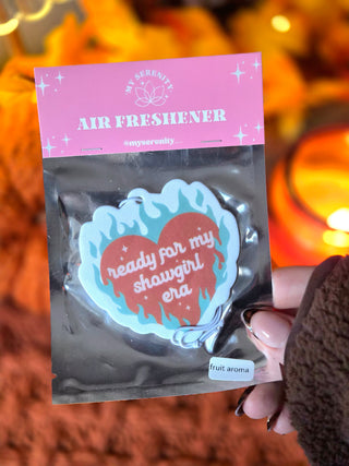 Ready for My Show Girl Era – Fruit Aroma 💿🍓✨
Sweet, fruity, and full of sparkle — this scent is made for your main-character era. Inspired by the energy, glitter, and confidence of every Swiftie’s stage moment. Hang it in your car or space and let the fruity notes set the vibe for your next sing-along drive. 💋🎤🌟